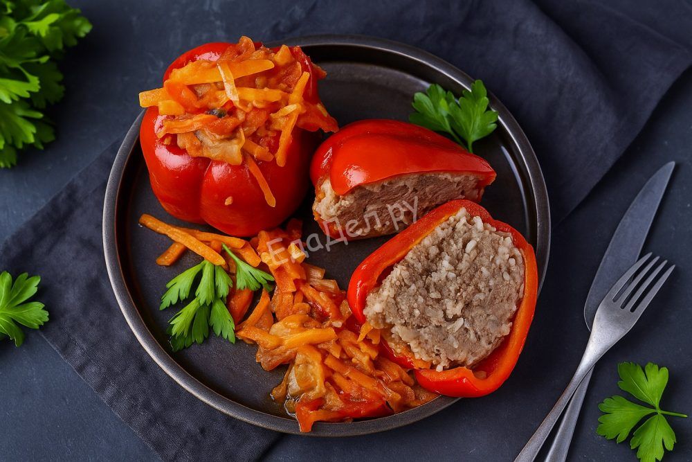 Фаршированные перцы с мясом и рисом, тушёные