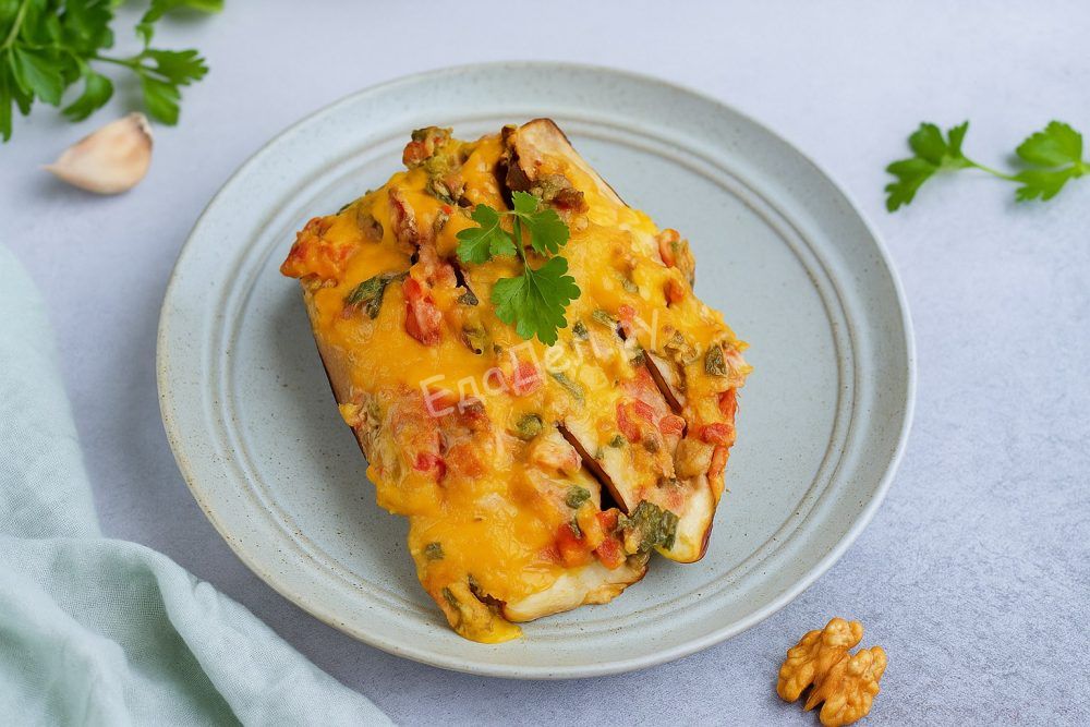 Баклажаны с помидорами и сыром