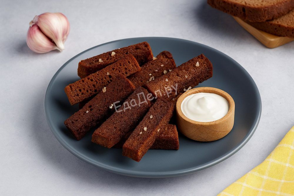 Чесночные гренки из чёрного хлеба на сковороде