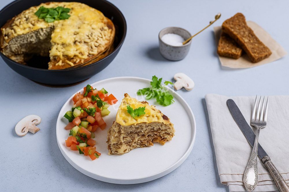 Блинный пирог с грибами и курицей