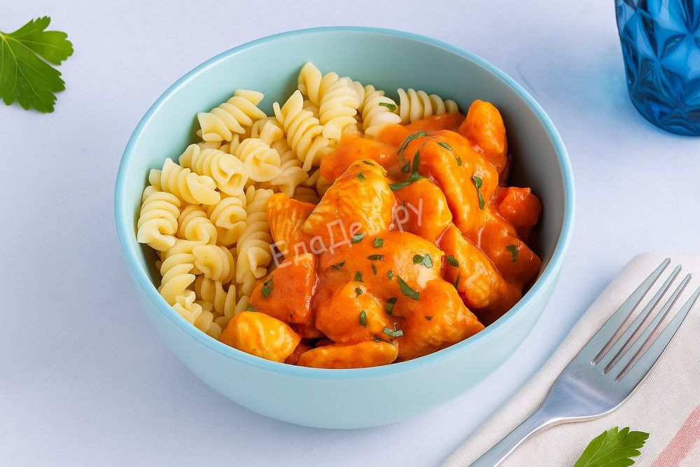 Гуляш из индейки тушёное мясо с соусом