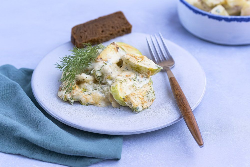 Кабачки тушёные в сметане с чесноком овощное блюдо